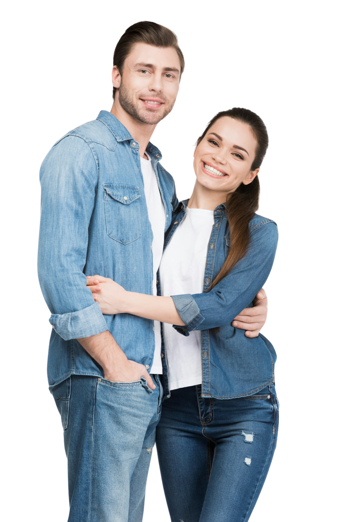 Ranking Materacy Termoelastycznych - szczęśliwa para w dżinsach przytulająca się i patrząca w kamerę, odizolowana na białym tle